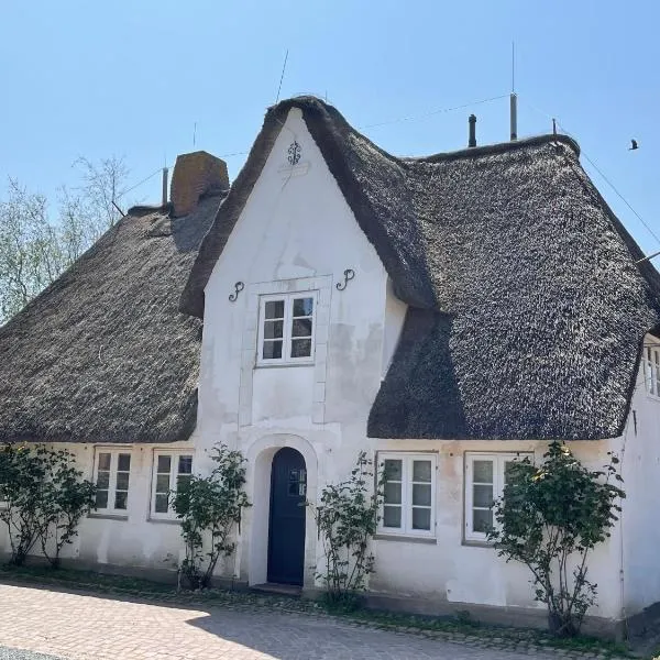 Kapitänshaus von 1712 - neu saniert, hotel in Nieblum