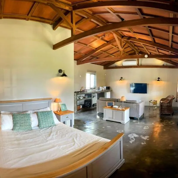 Lakaz Kannell - Vanilla Lodge, secluded outside bath & shower infinity pool, hotel in Cap Malheureux