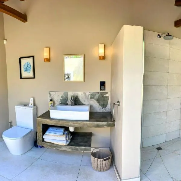 Lakaz Kannell - Vanilla Lodge, secluded outside bath & shower infinity pool, ξενοδοχείο σε Cap Malheureux