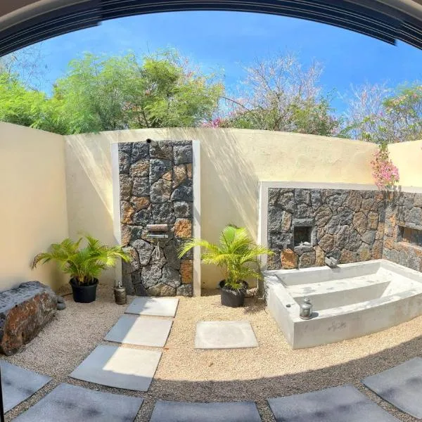 Lakaz Kannell - Vanilla Lodge, secluded outside bath & shower infinity pool, hotel en Cap Malheureux