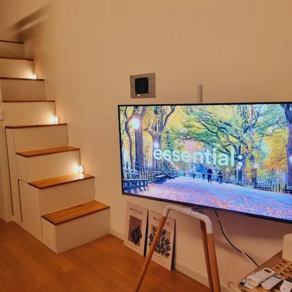 Yellow House - Duplex, Night view, White modern interior、プチョンのホテル