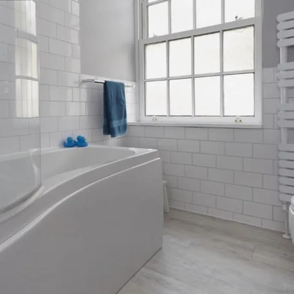Stylish apt in a 1938 building with parking, hotel in London