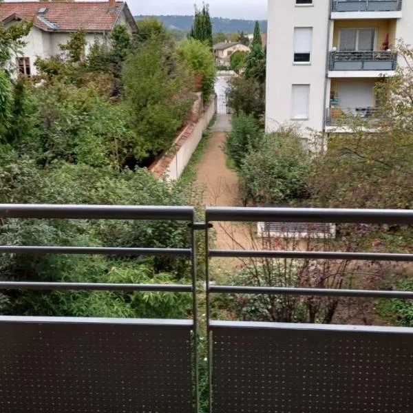 Bel appartement Type F2 vaux en velin Village 69120, hotel v destinaci Vaulx-en-Velin