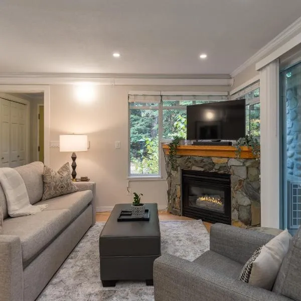 1BR Village Location With Pool and Hot tub by Harmony Whistler, hotel v destinaci Whistler