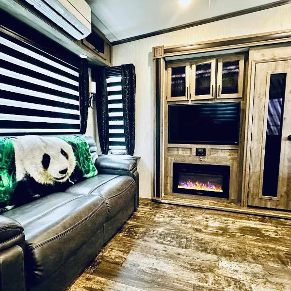 Puffy Panda RV-Hot Tub-Sleeps 2, hotel in Ahwahnee
