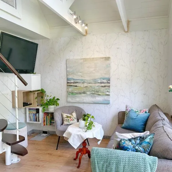 The Blomsholm Cabin - Recharge Your Electric Car, hotel v destinaci Strömstad