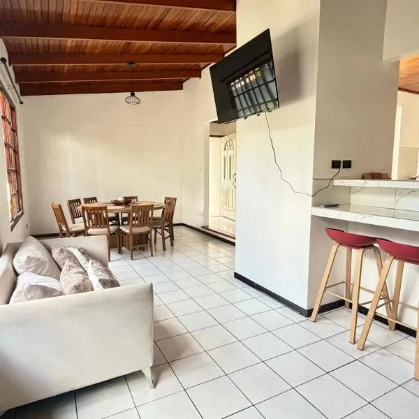Charming house 5 min airport with Ac, hotel v destinaci Alajuela