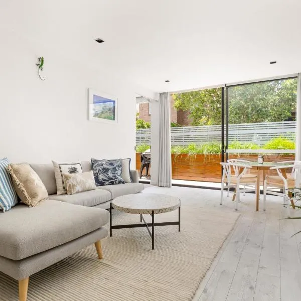 Sleek 2-Bed Apt Metres to Beach, hotell Sydneys