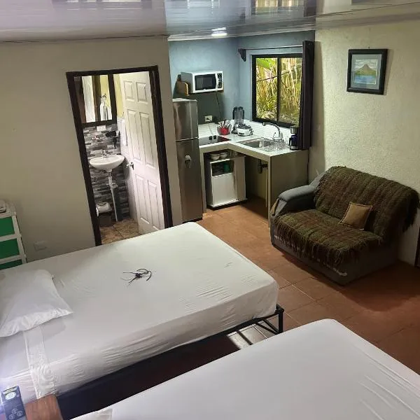 Granja Agua Azul, Wi-FI,AC-WC,Parking,la Fortuna, hotel v destinaci Fortuna