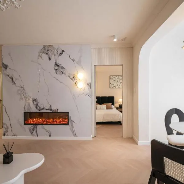 Molly House-Right on Nanjing East Road the Bund 2-Bedrooms with Elevator Apart ment Near the subway, Hotel in Shanghai