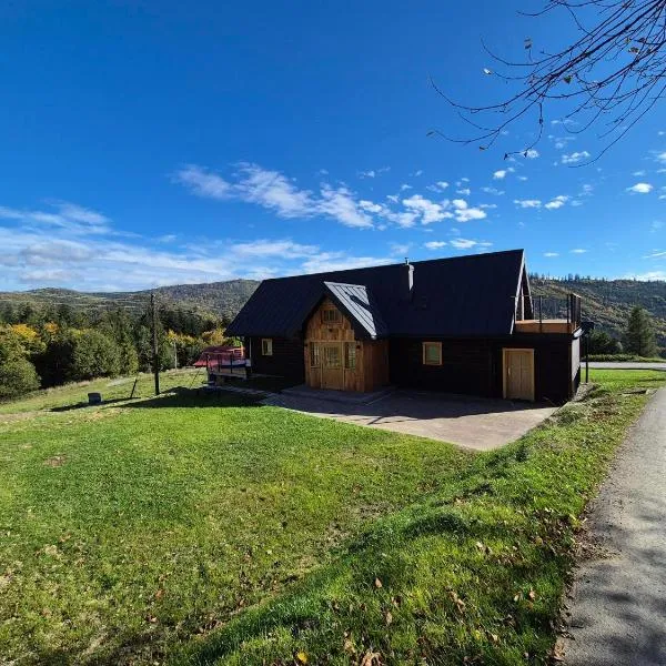 Bacmańska Chata z pięknym widokiem przy szlaku jacuzzi Beskidy, hotel in Złatna