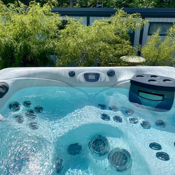 2 Bedroom Tiny Home Retreat with Hot Tub!, hotel en Rotorua