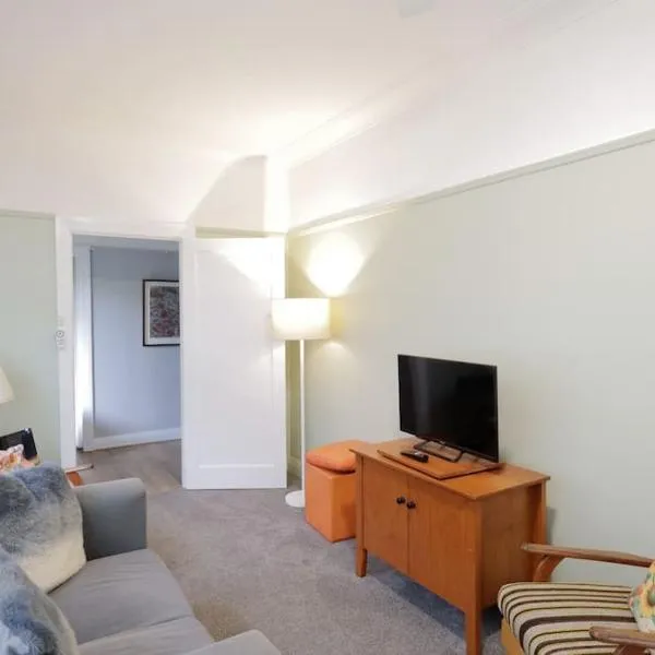 Cosy Sun-Filled Cottage, hotel a Tenterfield