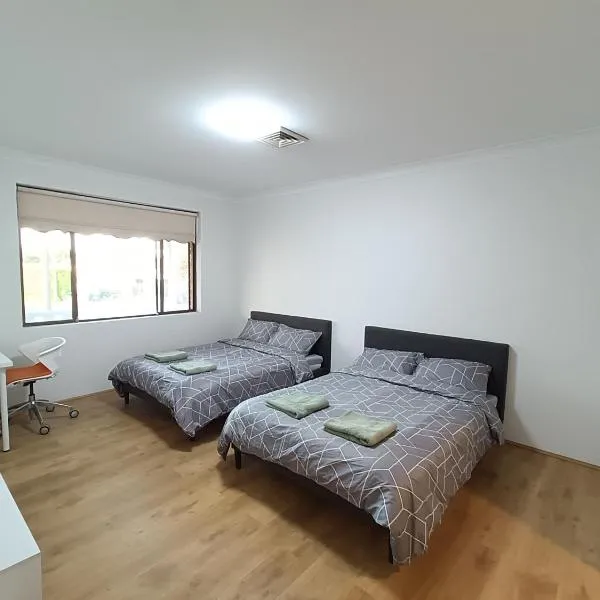Cozy Family Room with Private Bathroom in Spacious Home - M8, hotel v destinaci Merrylands