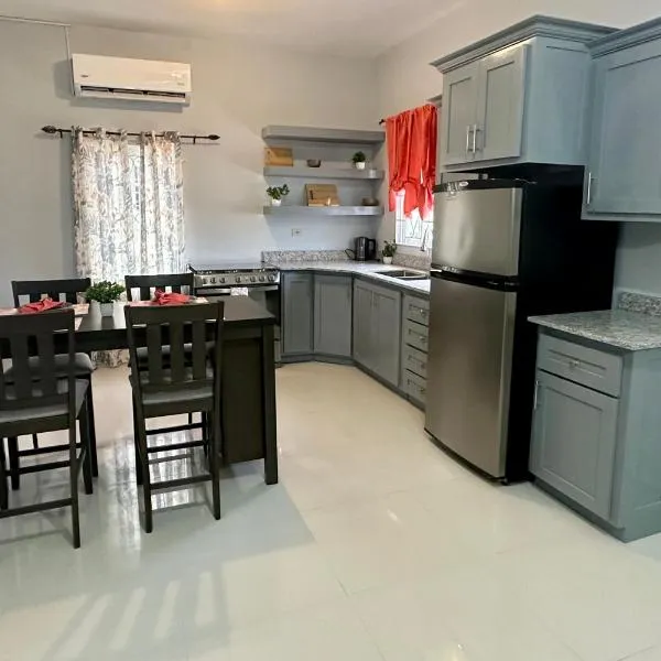 2 Love Birds Abode 3 Minutes to Beach, hotel in Falmouth