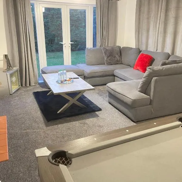 Hometel Digs Large Detached Spacious Comfy Home, hotel in Leicester