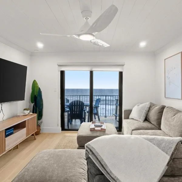 Serenity Shores Renovated Top Floor Condo w Stunning Ocean Views, hotel in New Smyrna Beach