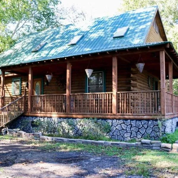 Southern Charmed Cozy Log Cabin, hotel in Charleston