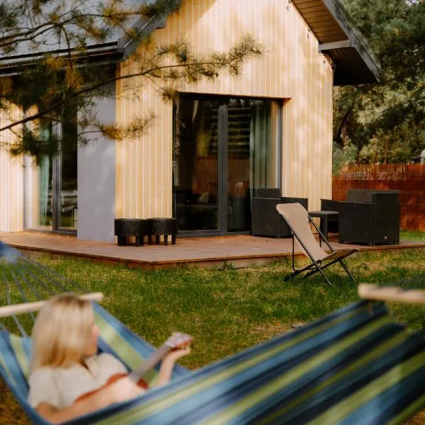Osada pod Gwiazdami & SPA - DELUXE blisko jezioro, ogrodzony, ognisko, taras, dodatkowa sypialnia, hotel in Łasko