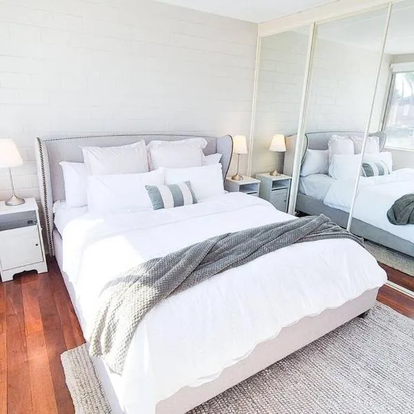 Palm Cove Villa- 2 mins walk to beach、ロッキンガムのホテル