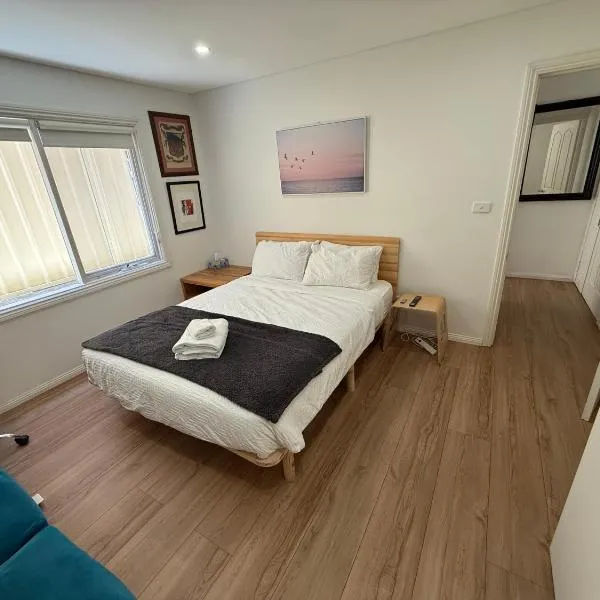 Private 1 bedroom apartment near beach and shops, hotel u gradu Sidnej