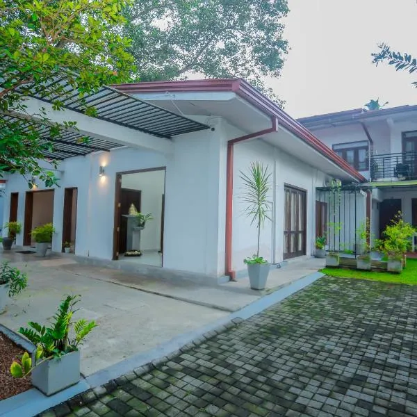 Thuli villa 3 bedroom villa, hotel in Galle