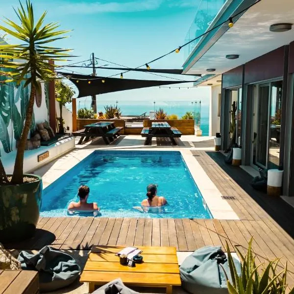 The Salty Pelican Yoga & Surf Retreat, hotel in Ericeira