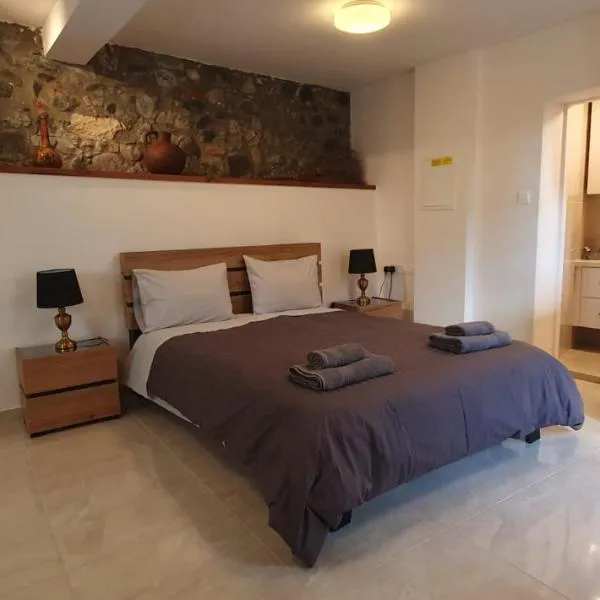 Chic Elegance Meets Village Gem, hotel v destinaci Pelendri
