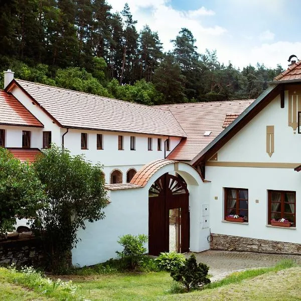 Tříletý Mlýn, hotel v destinaci Police
