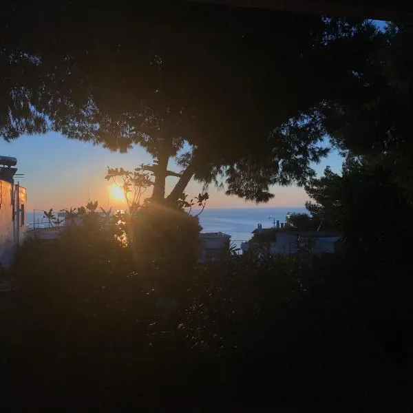 Modern Studio - Terrace & Seaview - Close to Beach, hotel Saronida városában