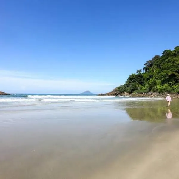 Casa com localização privilegiada, a 140 metros da praia Juquey, hotel in São Sebastião