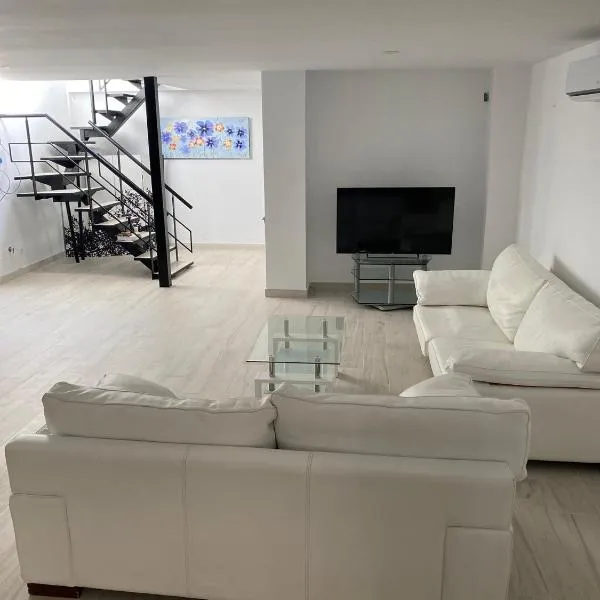 New - MiJa basement Loft Apartment steps from Beach - perfect for Sun and Sport Seekers, hotel v destinaci Marbella