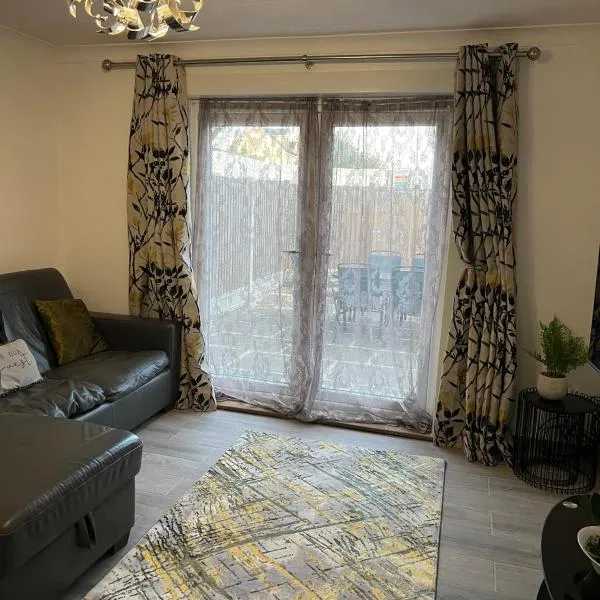 Beautiful 2-bedroom in Grays close to Lakeside, hotel v destinaci Grays Thurrock