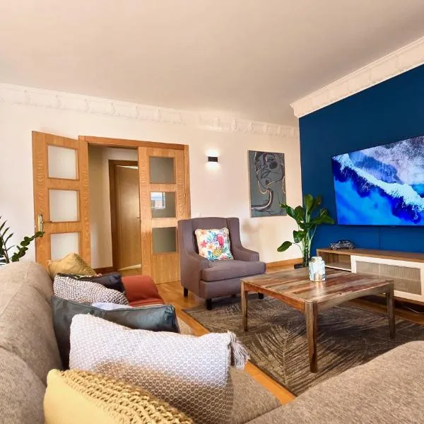 Spacious Penthouse with BBQ and Views, hotel v destinaci Praia