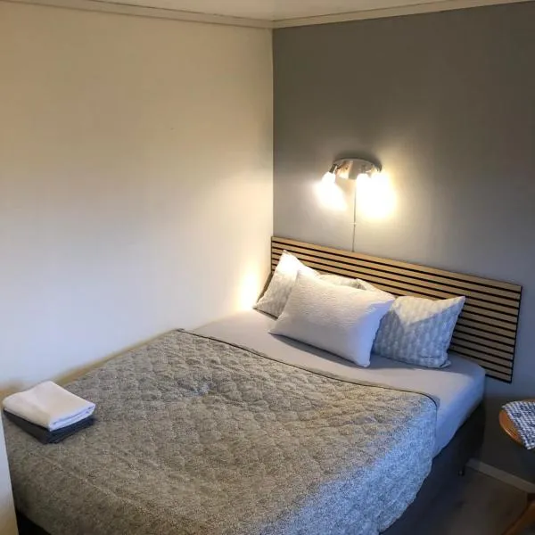 Private room on quiet street, hotel v destinaci Bodø