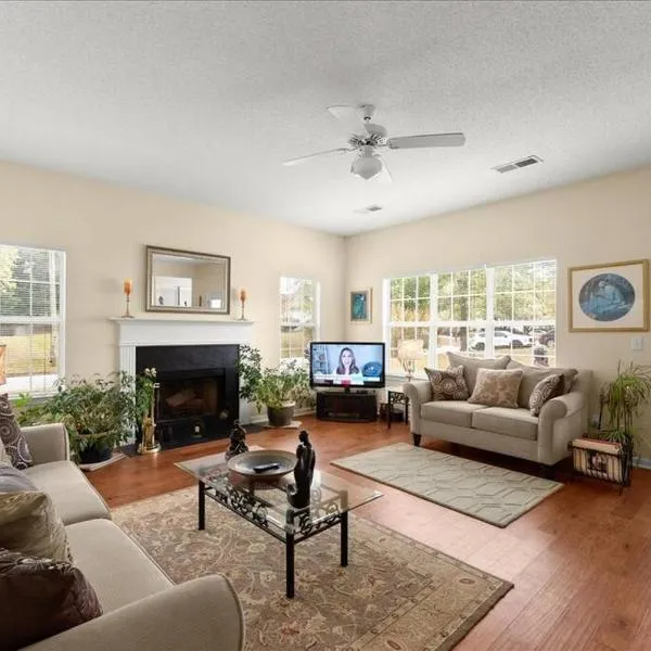 Ethnic Inspired Stonecrest Retreat Spacious Home Sleeps 8, Hotel in Lithonia