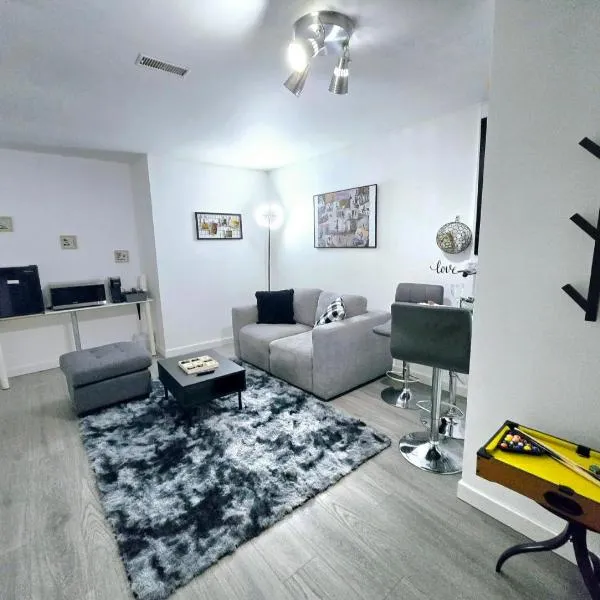 Private Cozy 1Br Basement Suite Perfect for Couple! With Date Bar for 2! Self Check-in, Private Parking, hotel v destinaci Burnaby
