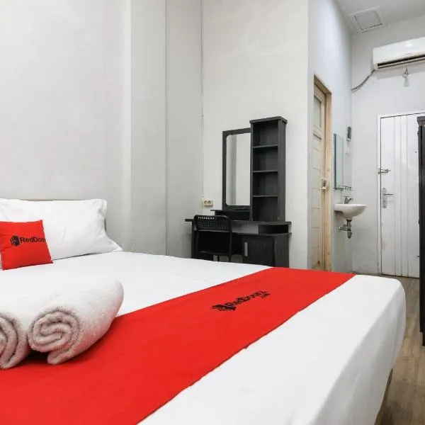 RedDoorz near Mandaya Royal Hospital Puri, hotel v mestu Tangerang