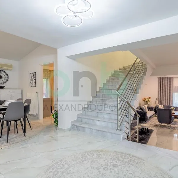 Makri Lux House 4 BDR, hotel in Mákri