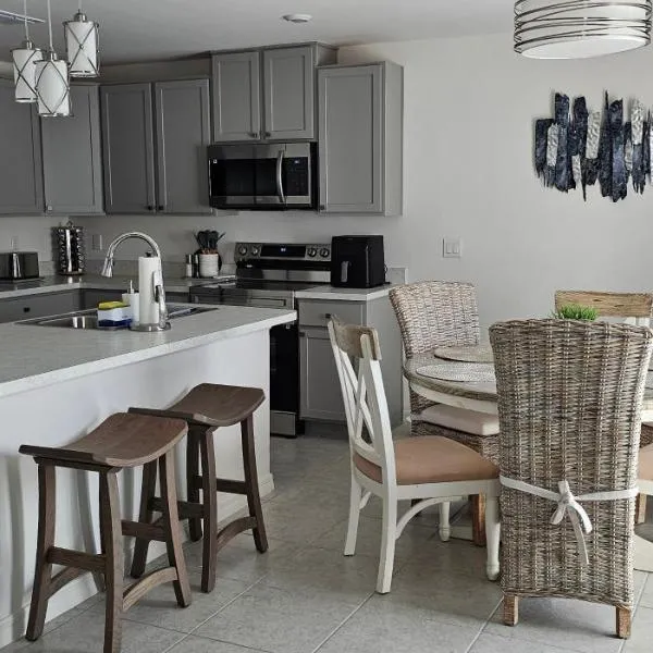 Cozy house with a Heated Swim spa, hotel in Port Charlotte