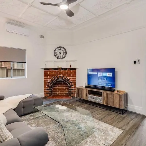 Spacious 3-Bedroom Family Home in Concord's Heart!, Hotel in Sydney