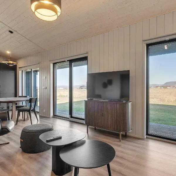 Cozy 3BR Family Home with Hot Tub & Scenic Views, khách sạn ở Selfoss