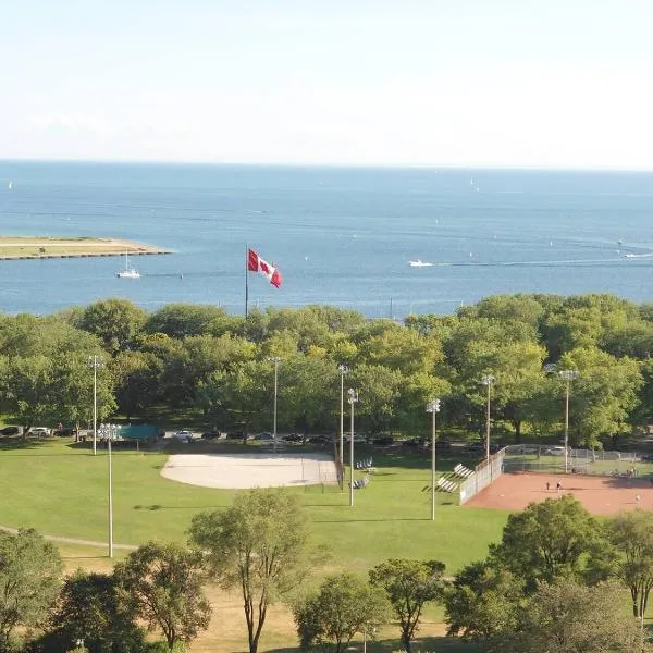 City View Towers - Steps to CN Tower - Pool & Hot tub - Free Parking、トロントのホテル