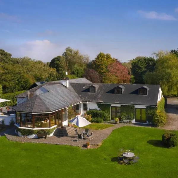 Fox House Sleeps 8 w Parking 5 min to Kilmessan, hotel in Navan