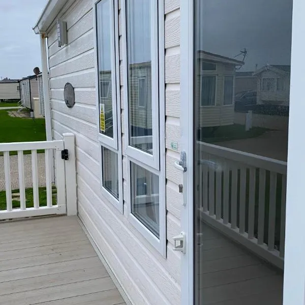 Privately Owned 2-bedroom Caravan at Camber Sands, 1 sofa bed, Private Parking, NO SMOKING NO PETS, hotel en Camber
