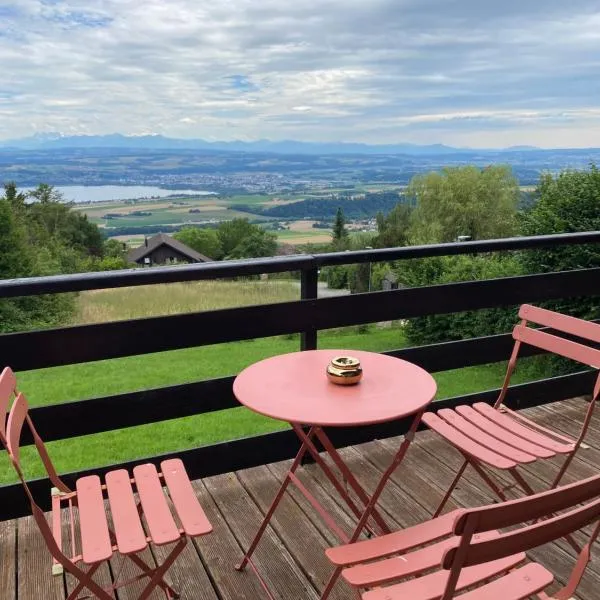 Chalet avec vue panoramique alpes et lac, hotel v destinaci Mauborget