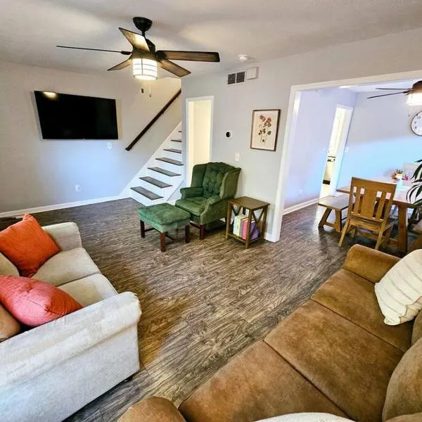 Madrona's Park Circle Place- Fenced & Convenient, hotel v destinaci Charleston