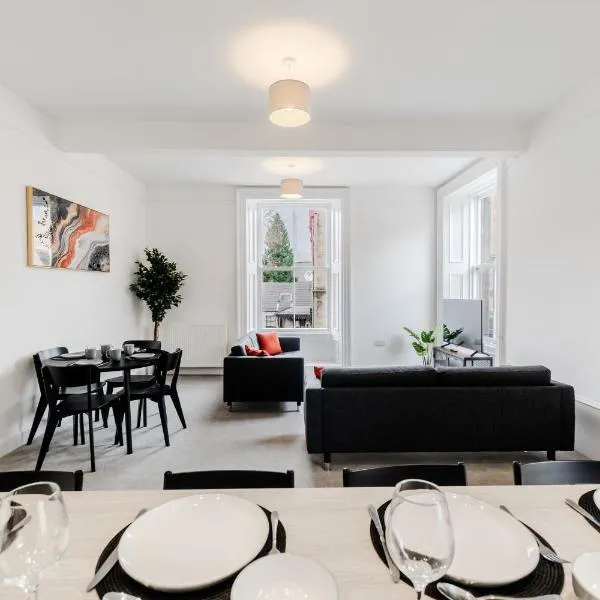 The Central 3BR First-Floor Apartment, hotel di Angus