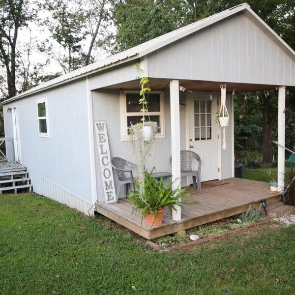 Cozy Tiny Home on the Farm On-Site Farm Animals, hotell sihtkohas Hasty