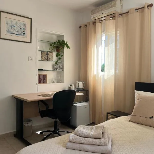 A cozy room economy class in the central thriving area next to Shiba & Bar Ilan, hotell sihtkohas Ramat-Gan